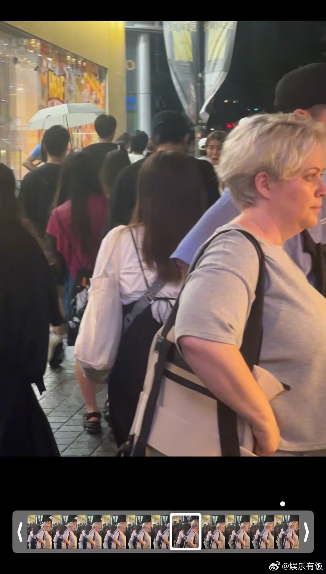 明洞街偶遇王安宇买炒年糕 网友在明洞街路边摊买炒年糕的时候偶遇了同样在买炒年糕的