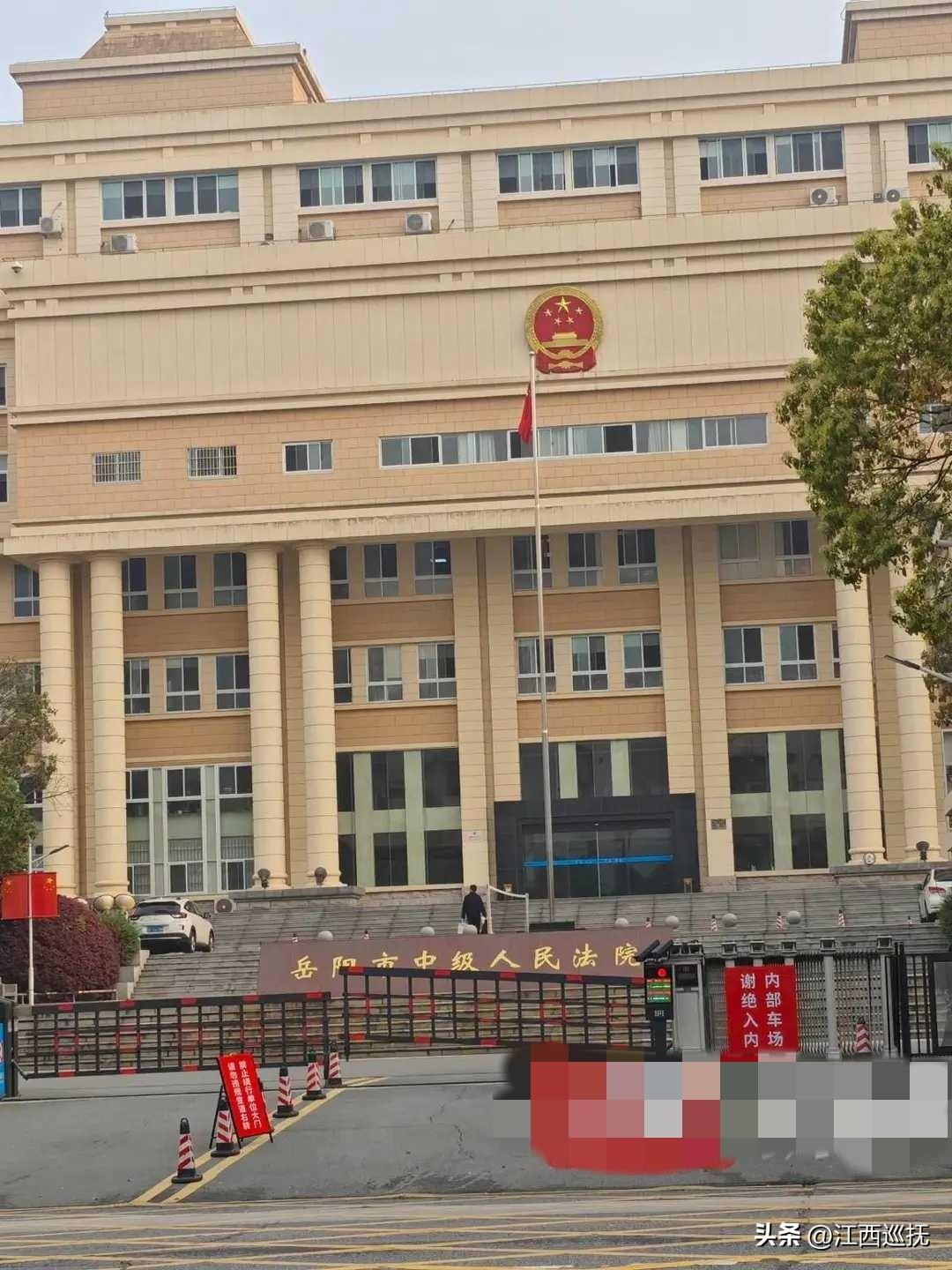 岳阳31岁男子在地下车库被发小杀害案今日开庭，被害者家属：父亲一夜白头，没睡过一