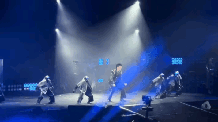 可能失业的不只是出租车司机，我看舞蹈演员可能也要面临失业了。
12月18日王力宏