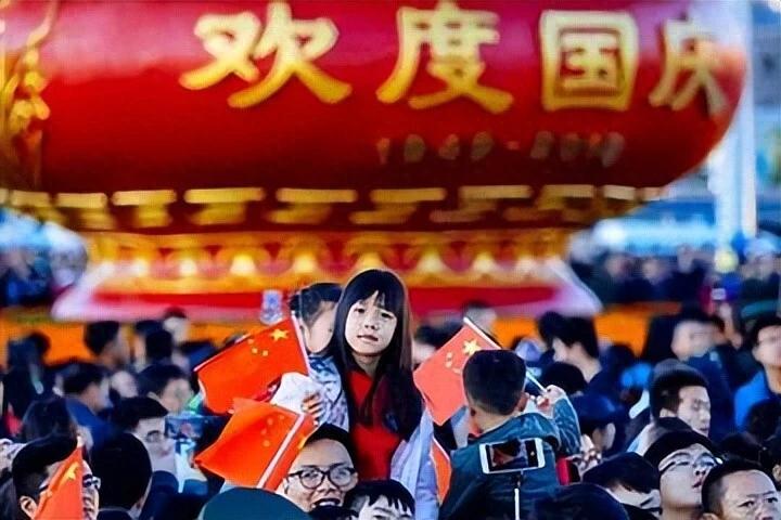 中秋国庆快到了，朋友圈里“去哪玩、买啥礼”的声音小了。

不是大家没钱了，是人都
