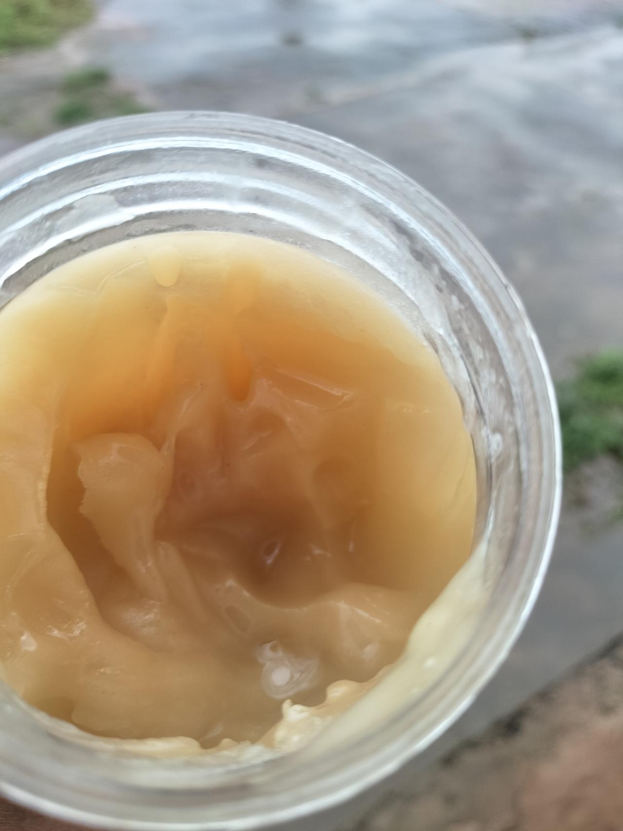 这是真蜂蜜吗？是一个养蜜蜂的人卖给我的，他说百分之百是真蜂蜜，叫我放心喝。

