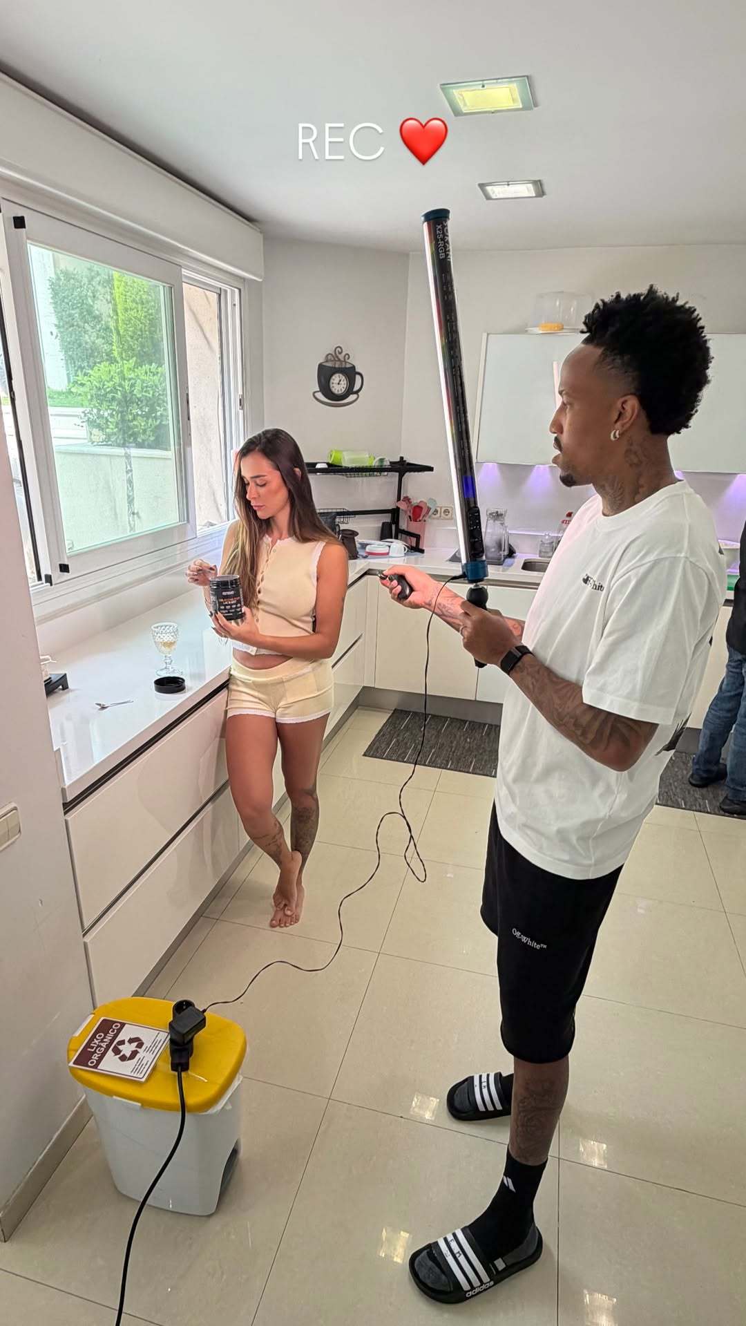 米利唐找到了一份新的工作——直播间助理