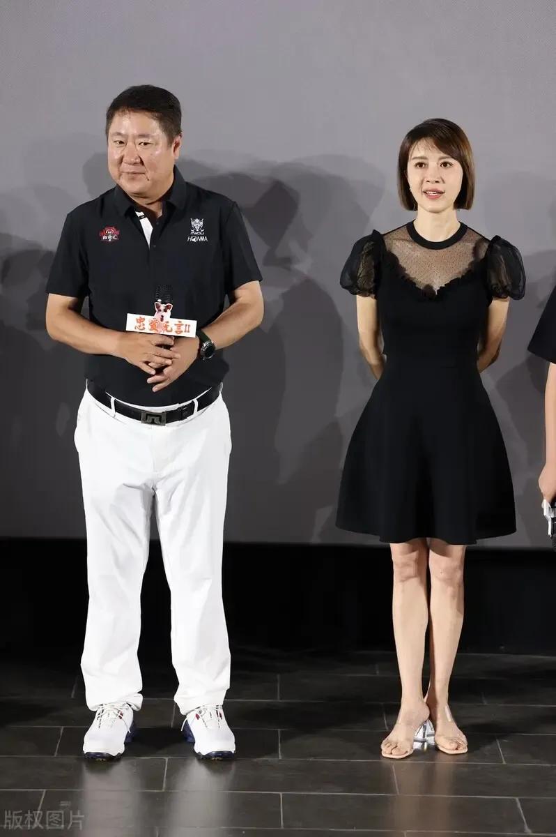 这么多年过去了，金巧巧还是那么年轻漂亮一点儿也没有变老，倒是她老公发福明显，长的