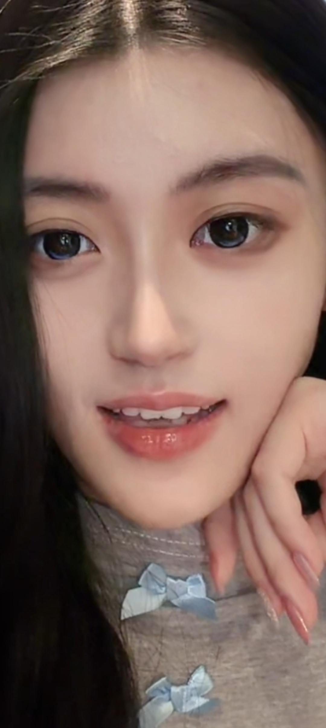 这位小姐姐正在微笑呢。