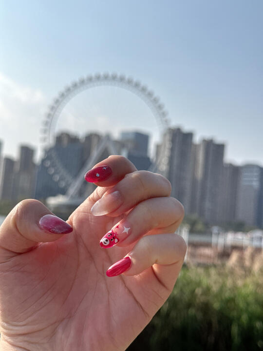 做不了第一批提车车主，就做个草莓熊美甲吧