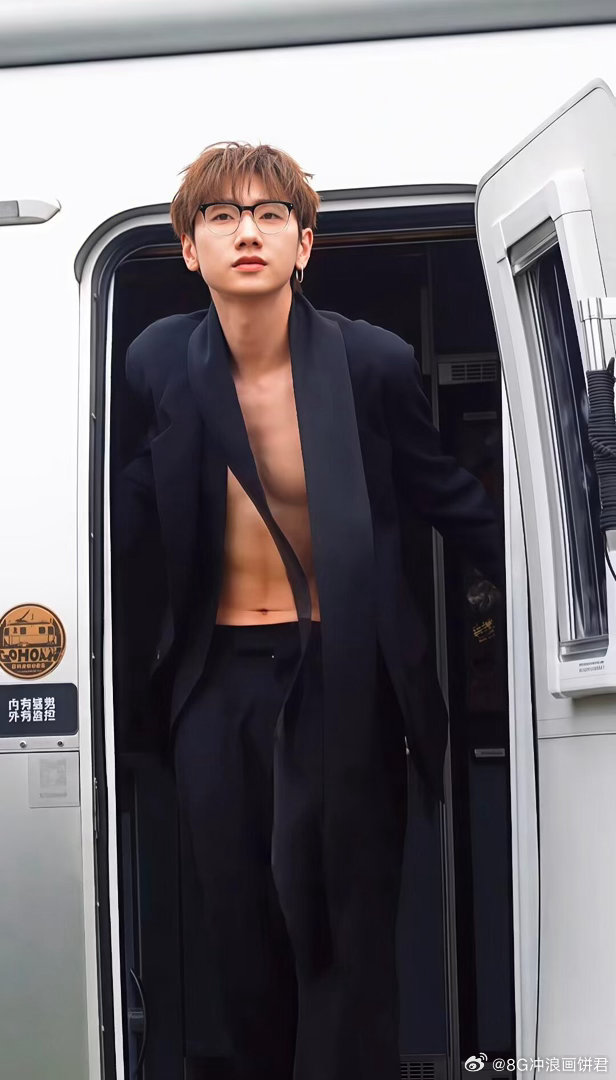 汪苏泷捡到粉丝手机演唱会现场掉手机，正常情况下心都凉了。结果汪苏泷弯腰捡起来，看