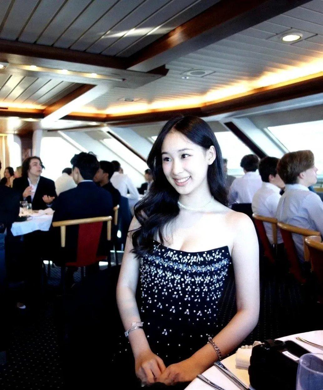 赵文卓大女儿玫瑰，晒出一组近照，照片中的她身穿一件黑色亮片抹胸连衣裙，留着大波浪