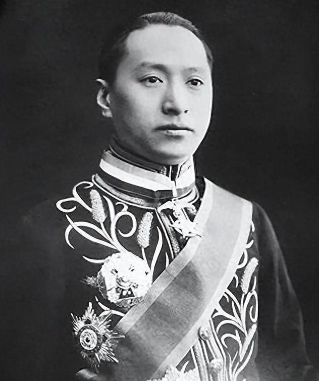 1911年，顾维钧被家人逼着娶了一个小脚妻子，新婚之夜愣是不进洞房，父母将他赶进