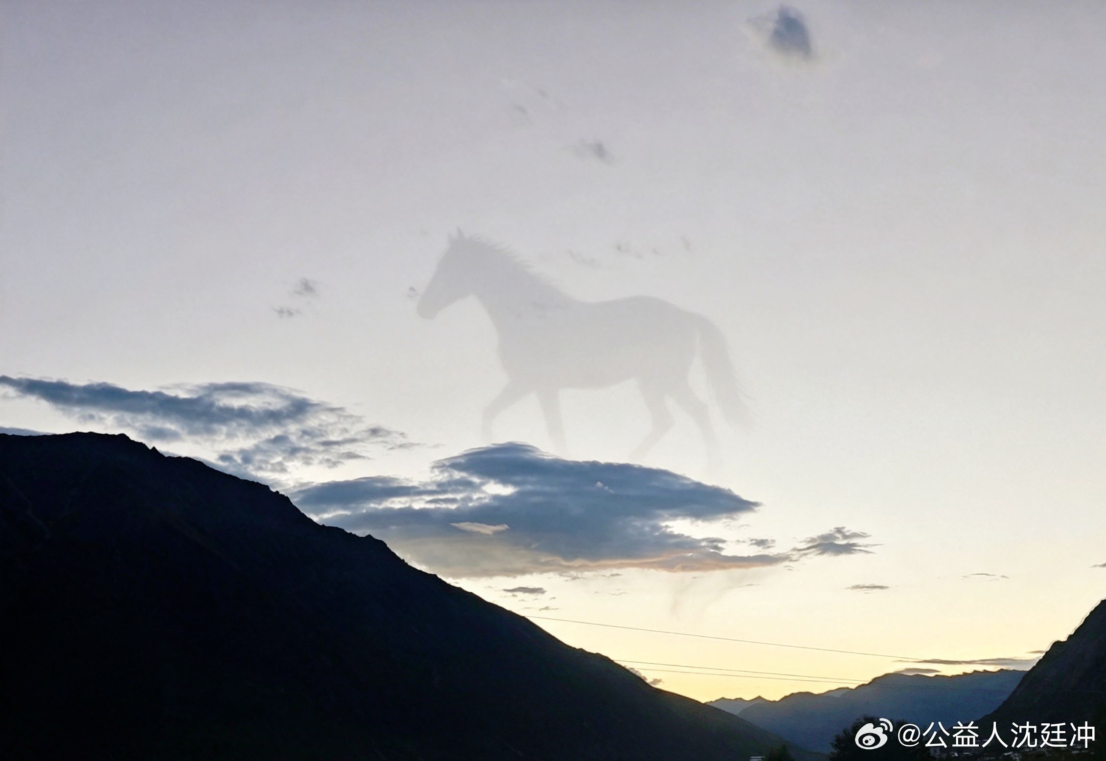 落日与骏马 349高速边坝 突然拍摄到这样的场景，是海市蜃楼 吗？ 