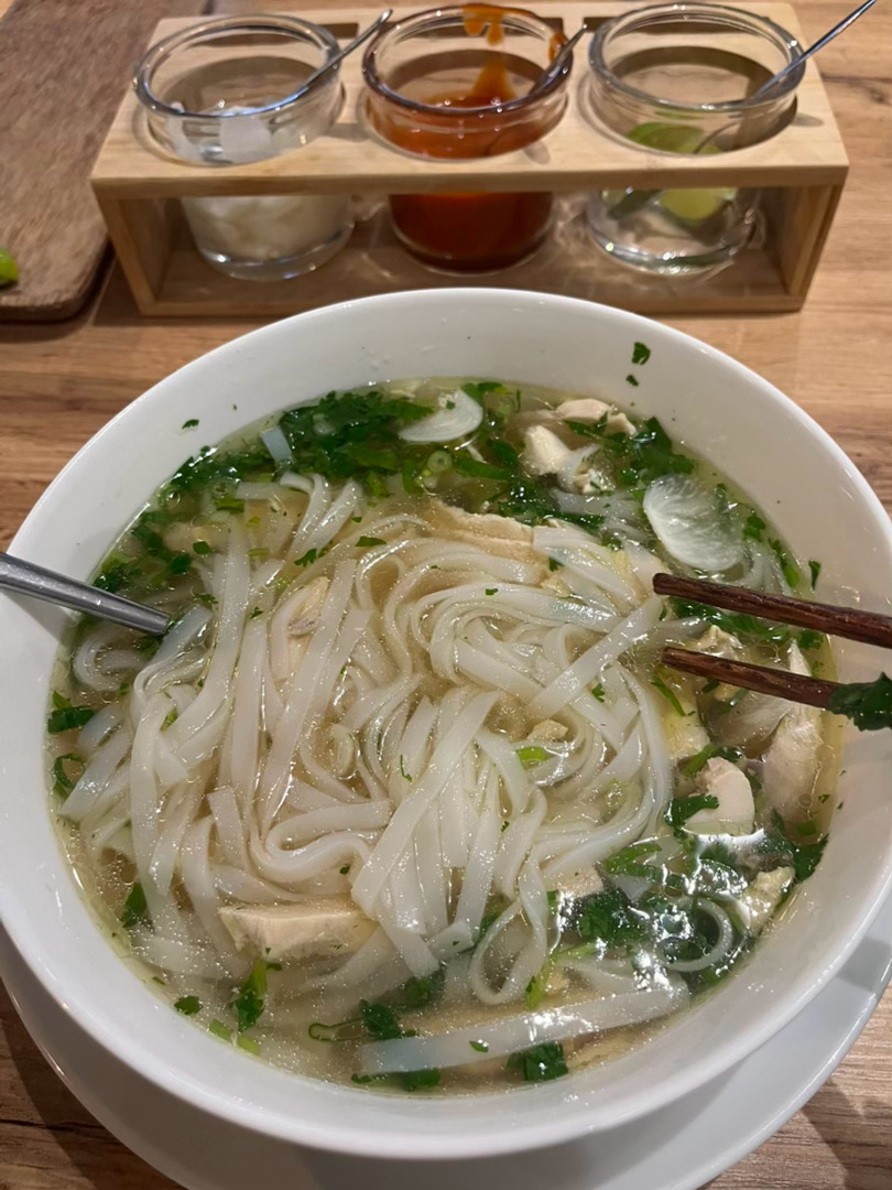 5年前:食堂15元的鱼粉买起来唯唯诺诺5年后:15欧的PHO说吃就吃… 