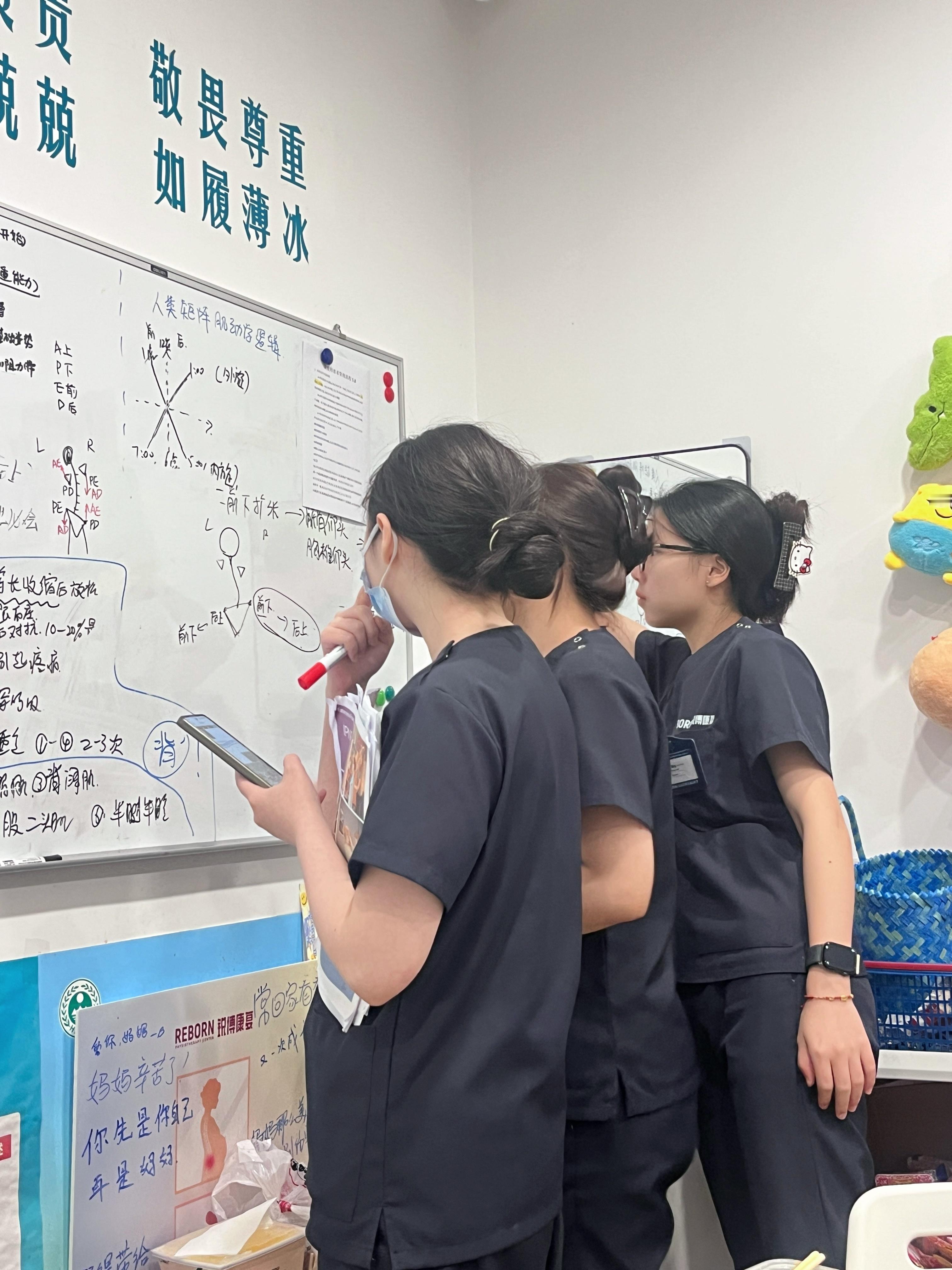 锐博康复 杭州门诊的同事，吃饭的时候还在讨论脊柱侧弯画小人[笑cry]看看康复师