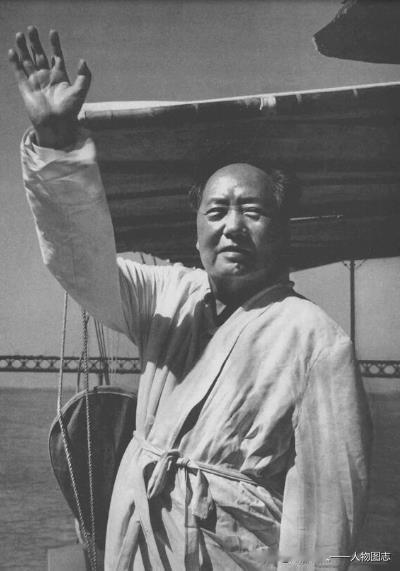 毛泽东在武汉畅游长江。