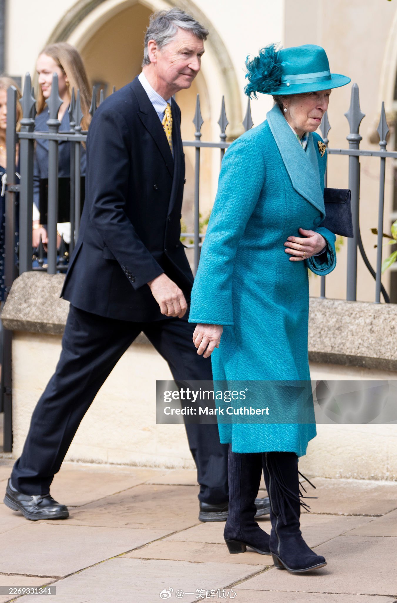 英国王室  正值复活节周末，今天安妮长公主和蒂莫西劳伦斯爵士在温莎城堡圣乔治教堂