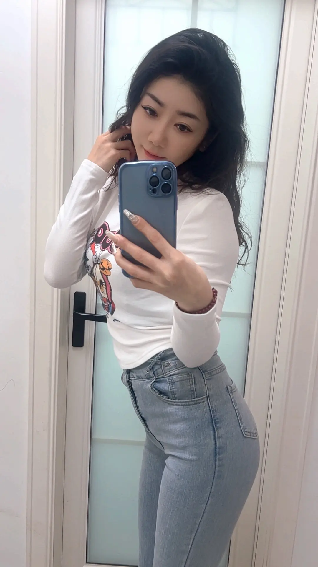 男人接近女人的目的，不过是图你两种东西，要么图你年轻漂亮，要么图你身子...