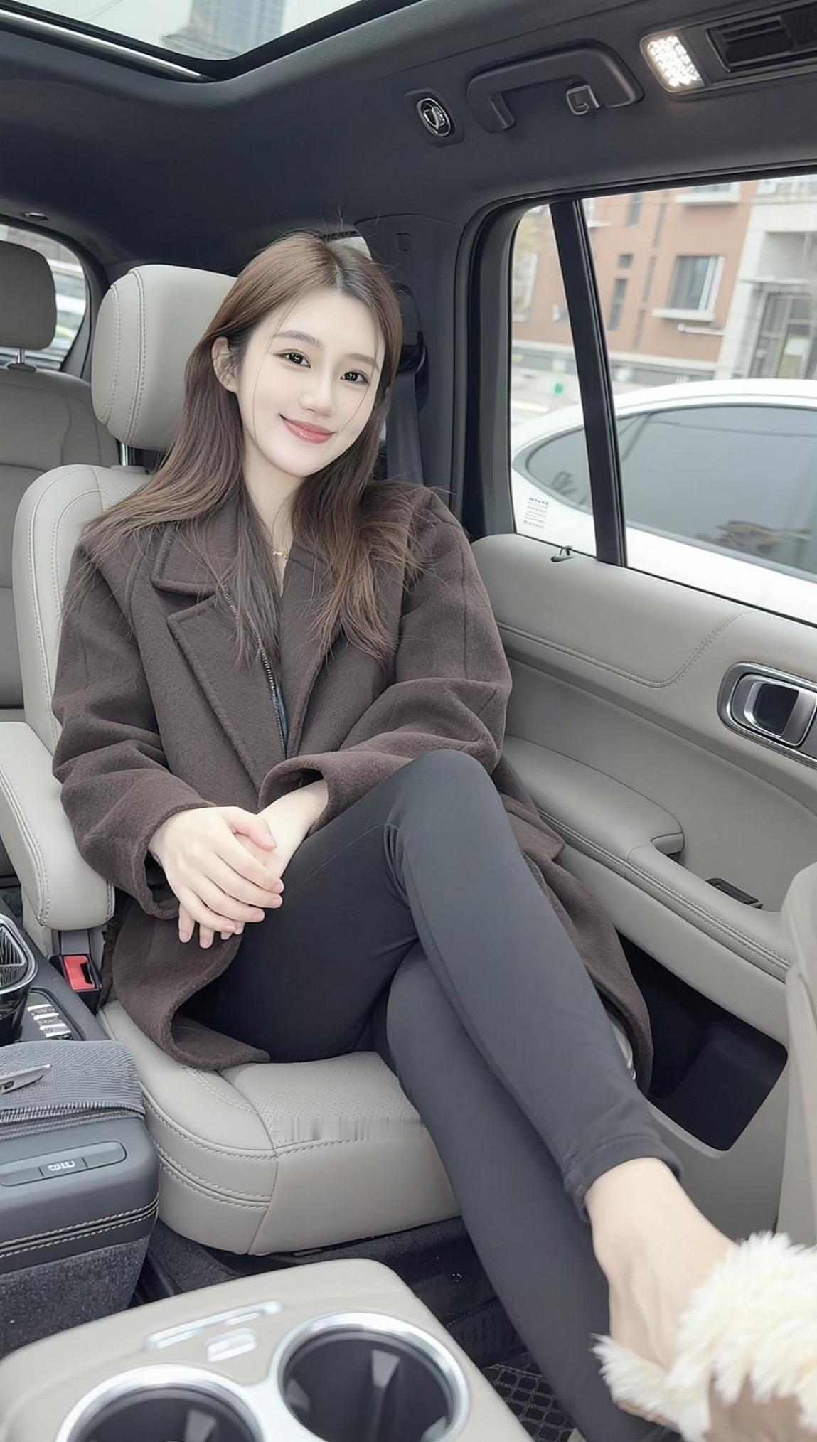 车内休闲照 抖音ai创作