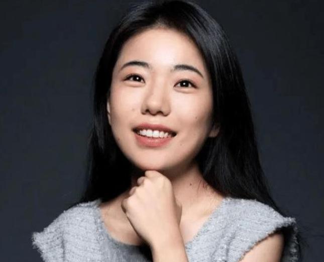 蒋方舟和贾浅浅，前后脚栽了。
7 月 13 日，人大撤销蒋方舟硕士学位。紧接着，