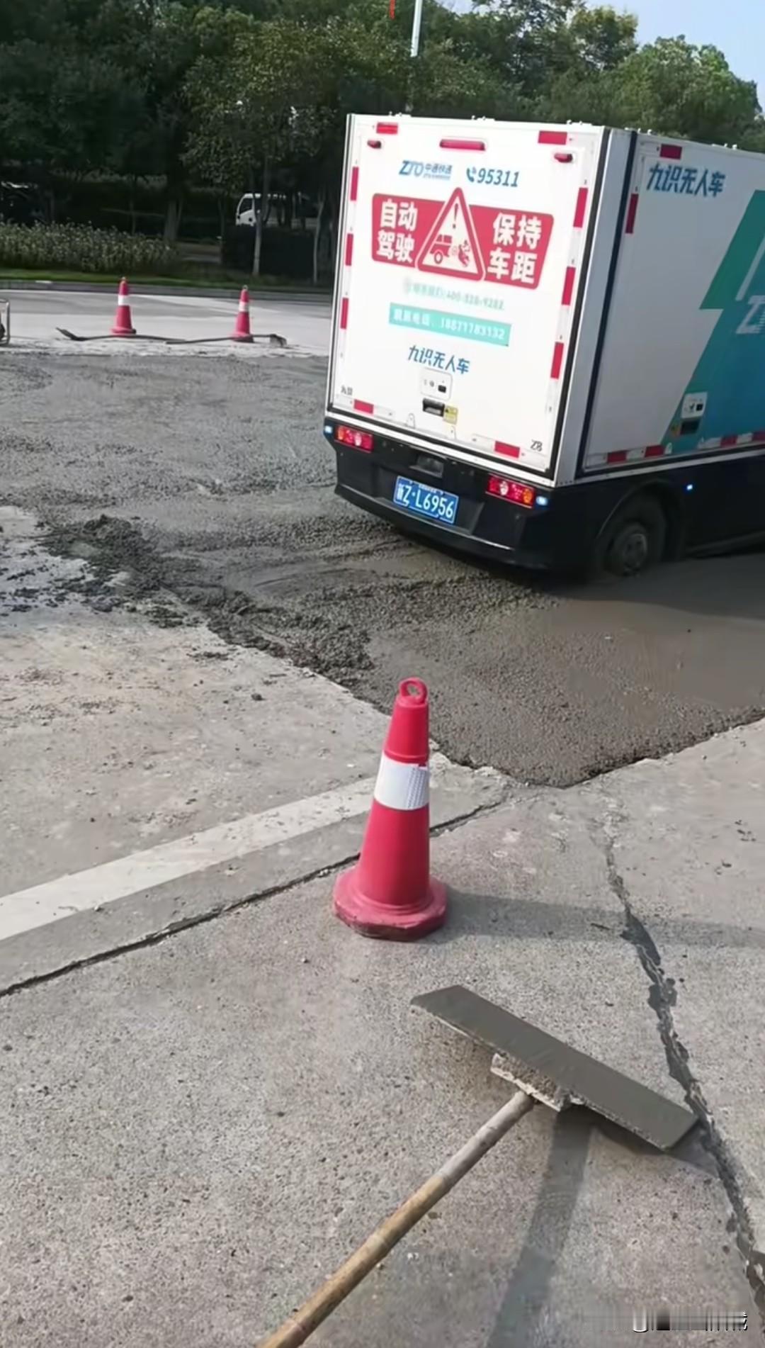 宜昌当阳市一无人快递车陷入泥泞。
看样子无人驾驶技术还不到位啊，从视频看应该摆满