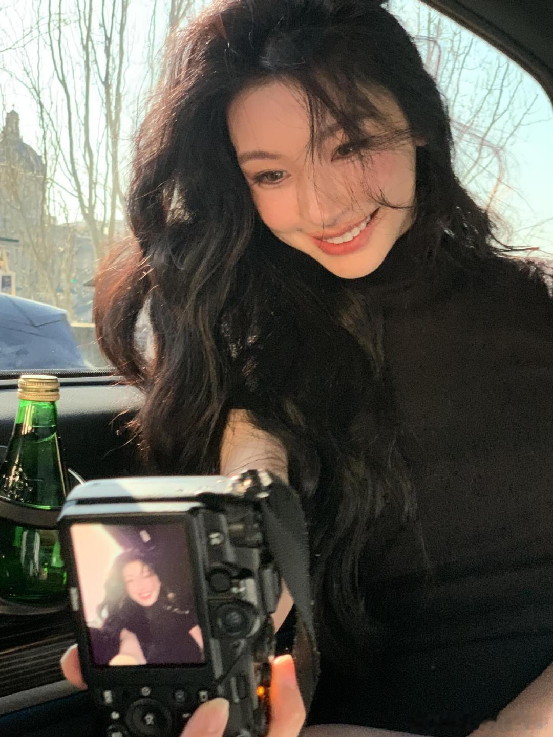 易梦玲大小腿一样细 易梦玲的双腿状态满分，粗细均匀比例协调，大小腿线条自然好看，