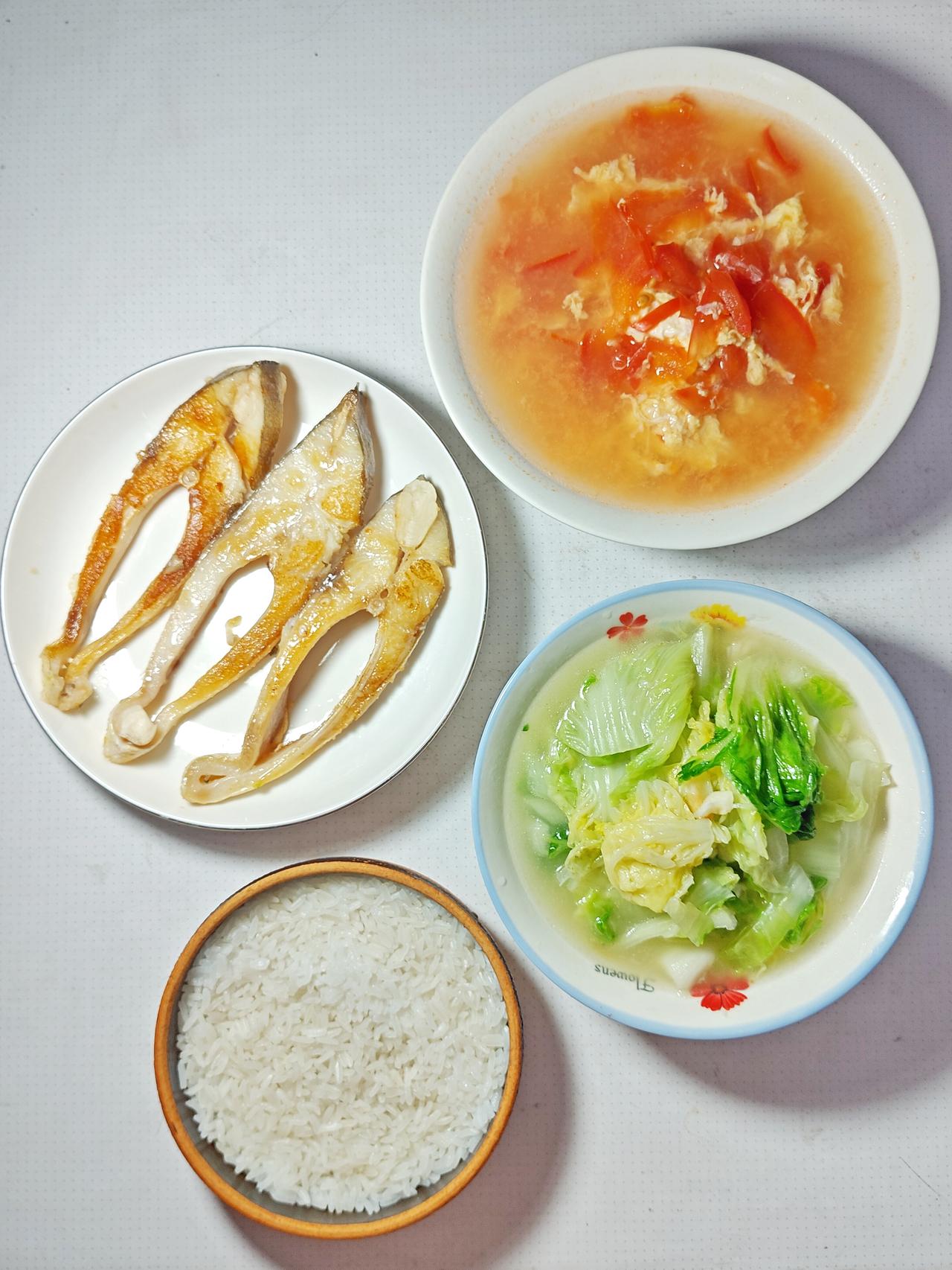 晚饭，干煎深海鲳鱼（似鲹）段6元，番茄蛋花汤1.5，炒白菜1.5，米饭0.5，食