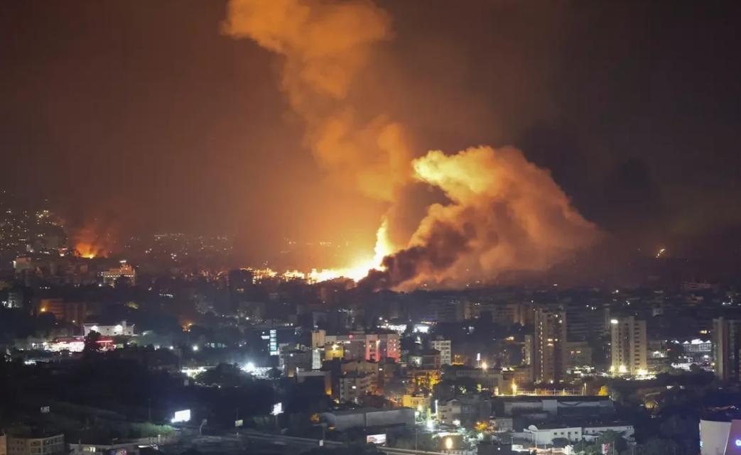 这根本不是演习，这是对全球供应链的“实弹射击”！美国航母既然堵在了家门口，就是奔