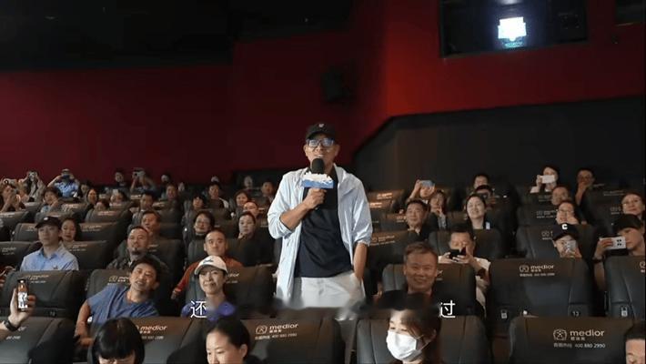 俞敏洪观影北回归线以北俞敏洪现身北回归线以北首映礼俞敏洪亮相《北回归线以北》首映