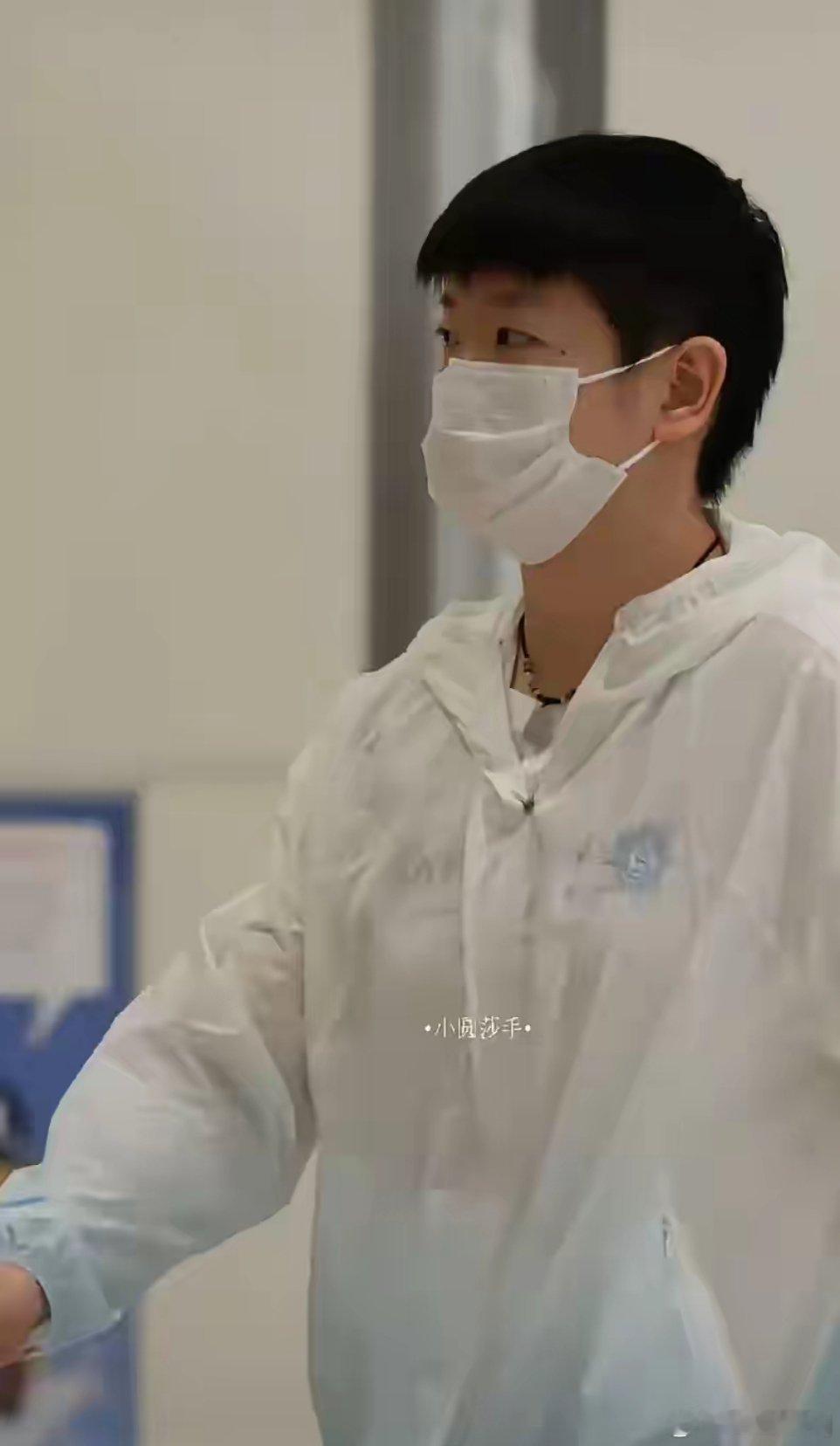 国乒已平安到达横滨，孙颖莎终于出现了，两个行李箱都换了，换成了灰色的，怪不得去的