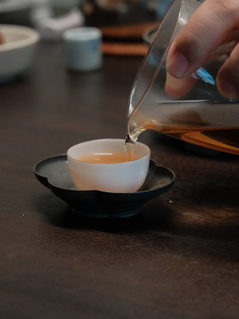 茶道[超话]  茶在杯中，风在身旁​包厢一隅，偷得半日闲 ​​​