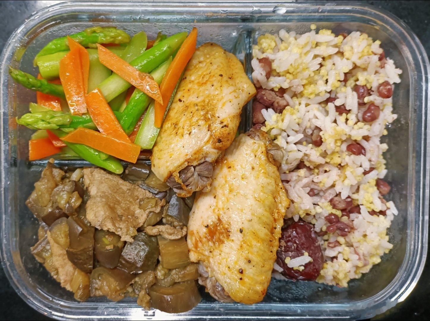 #儿子的午餐##这个问题吃什么# 红豆小米大黄米米饭，肉片茄子，芦笋胡萝卜，烤翅