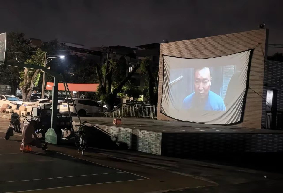 昨天晚上我那边免费放露天电影，台下只有放映员一个人，孤零零地坐在板凳上，看起来好