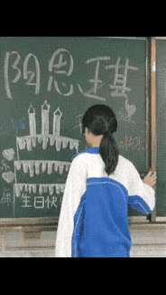 广东的一名女生被全班同学“逼”上台擦黑板，委屈得想哭，但是拉开黑板的一瞬间，瞬间