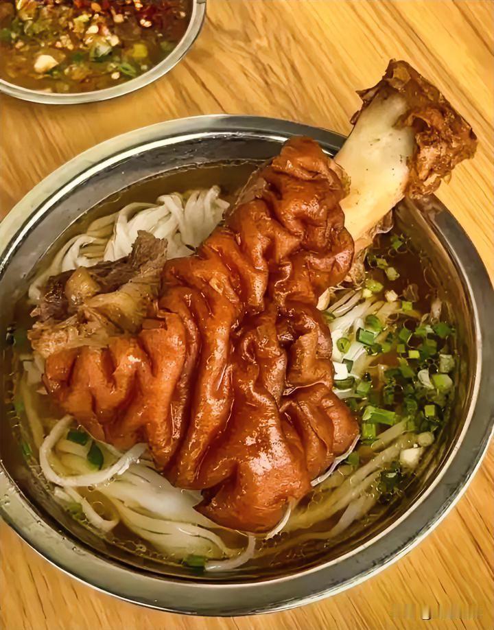 之前边刷短视频边吃外卖，明明点的是常吃的轻食沙拉，吃完整盘都没尝出羽衣甘蓝的清香