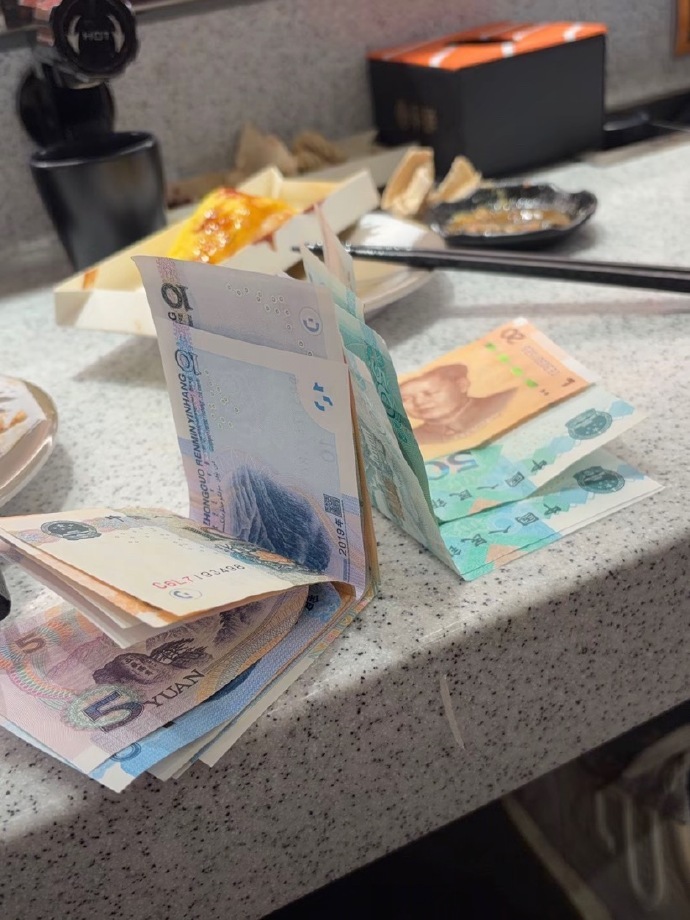 这几天广东人吃饭的结账方式be like 买单的时候掏出一叠现金 一顿饭付了63