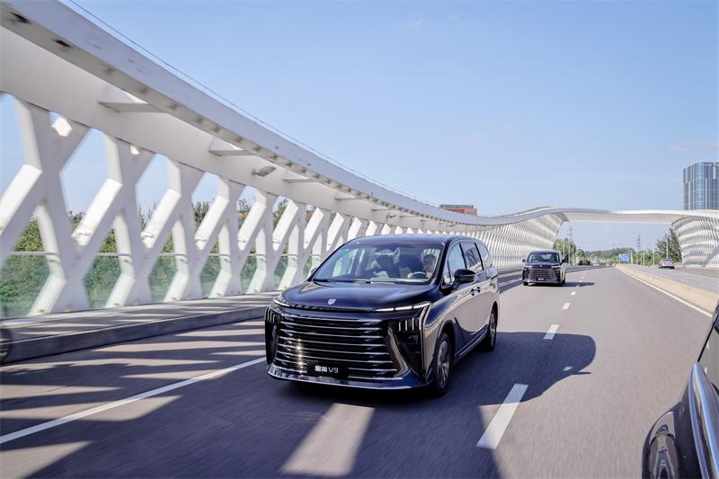 大空间才有大享受，星海 V9 宽奢布局装下全家欢乐。精致内饰质感拉满，高效动力平