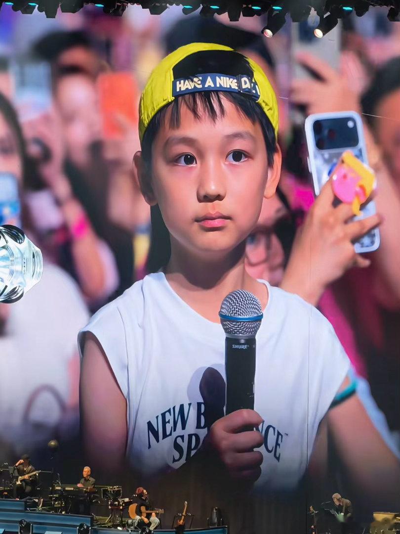 没错我四哥和周杰伦合唱了 谁的青春在这场演唱会狠狠羡慕了！小朋友在演唱会现场精准