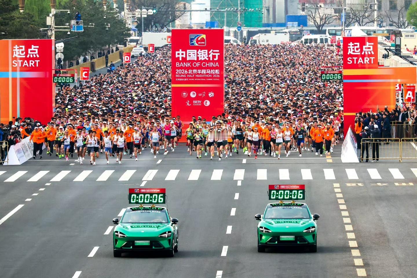【小米YU7北半马领跑】今日，2026北京半程马拉松开赛，参赛选手从天安门广场出