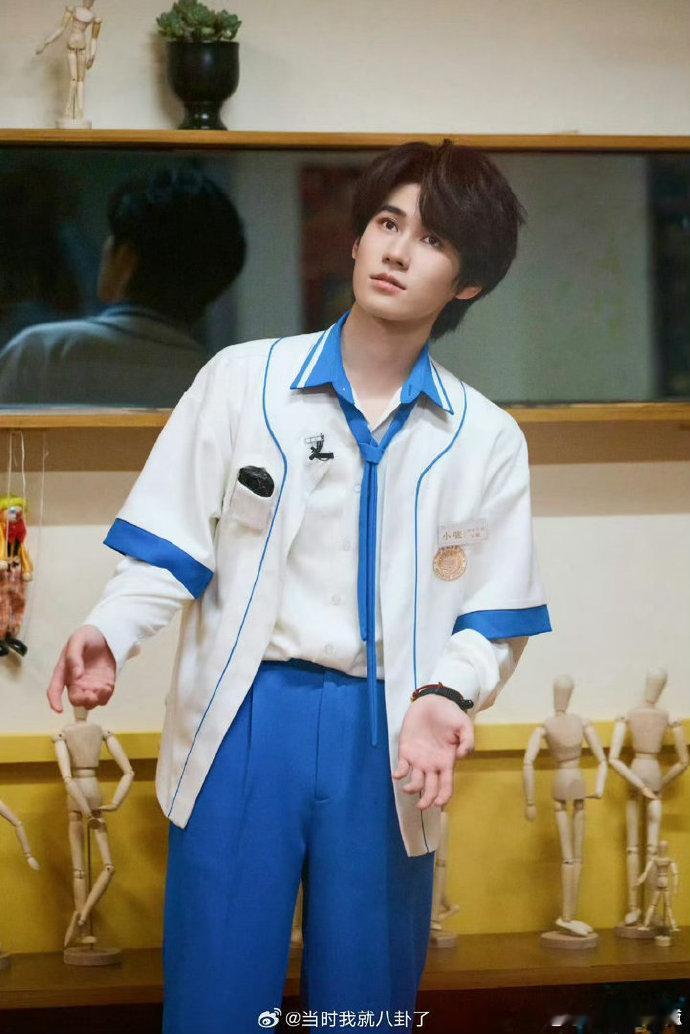 张真源蓝白校服造型密室大逃脱一整套蓝白校服，张真源完美演绎温柔学霸，仅仅站着就足
