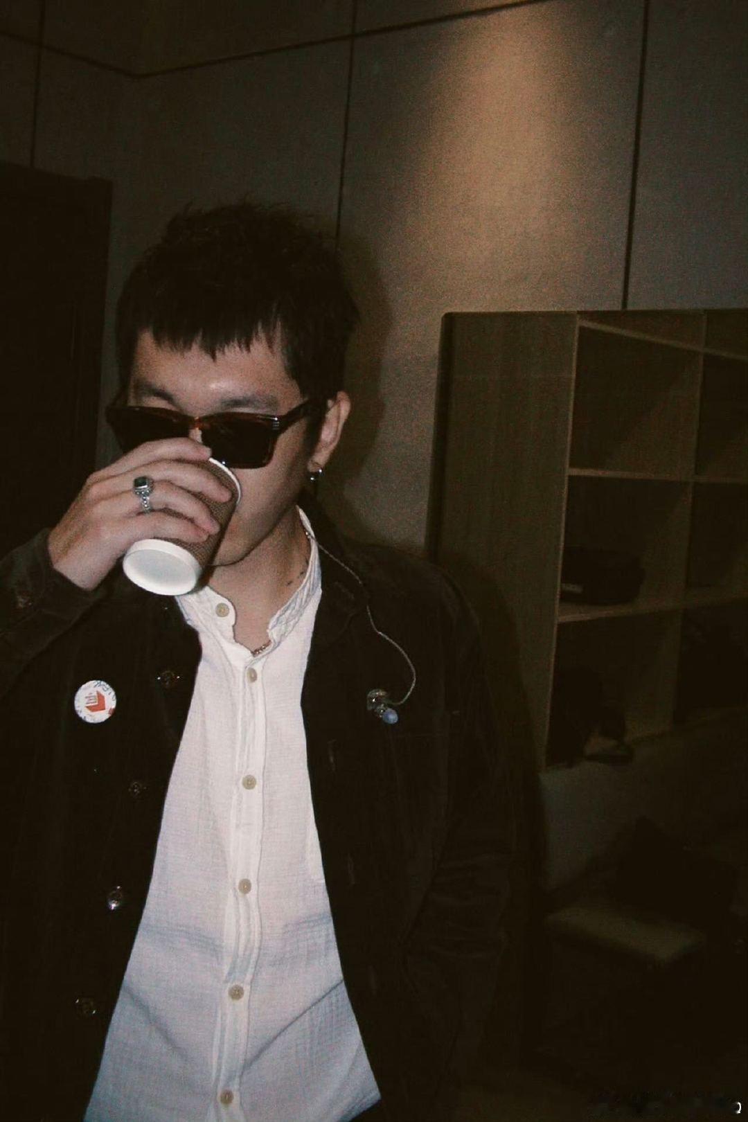 小乐摇滚圈的隐藏主厨 谁懂啊！小乐做的焖羊肉能把静姐香到说不出话，这厨艺在摇滚圈