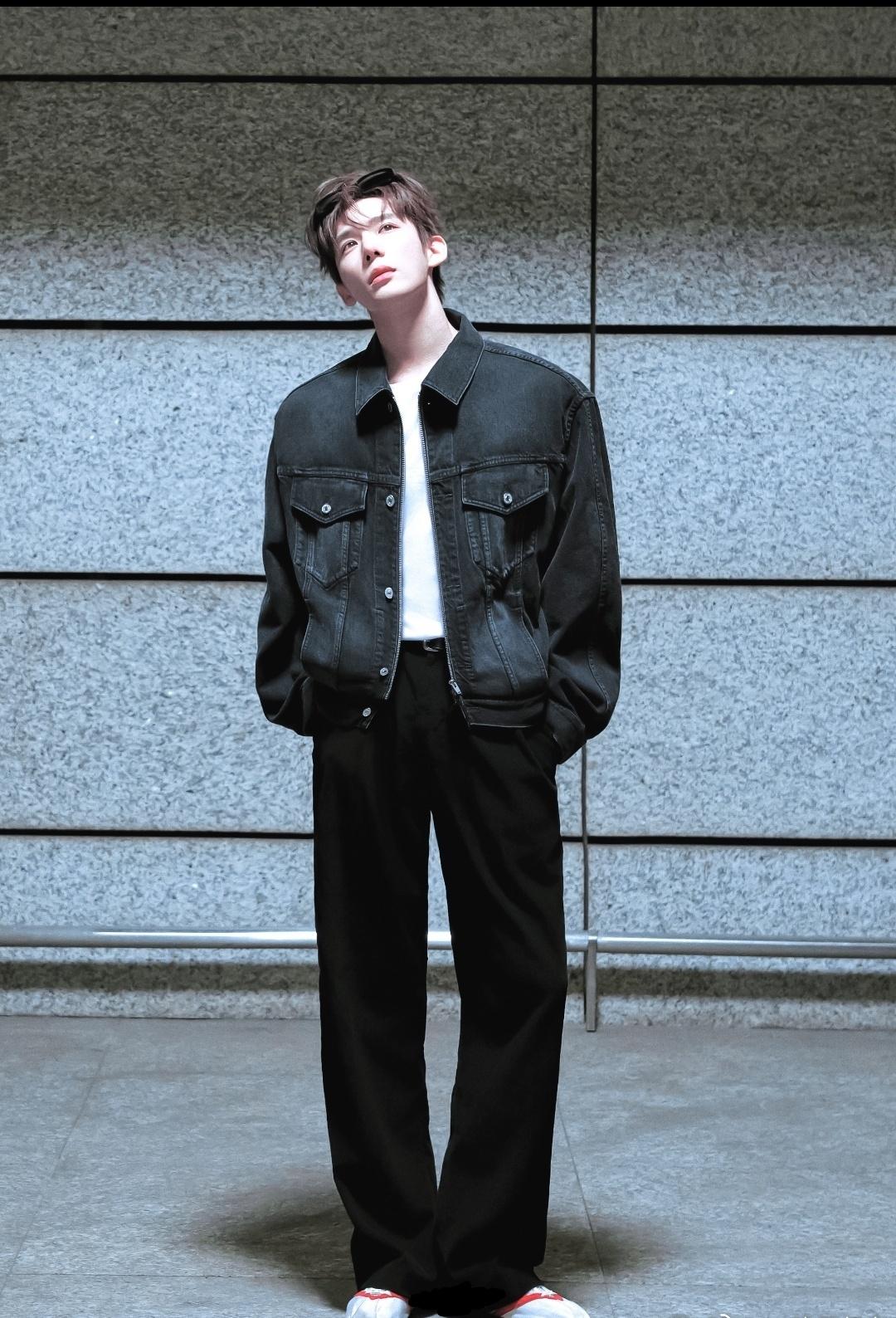 王安宇 way王安宇 way王安宇出发CELINE大秀 

"借着你的光去发散光
