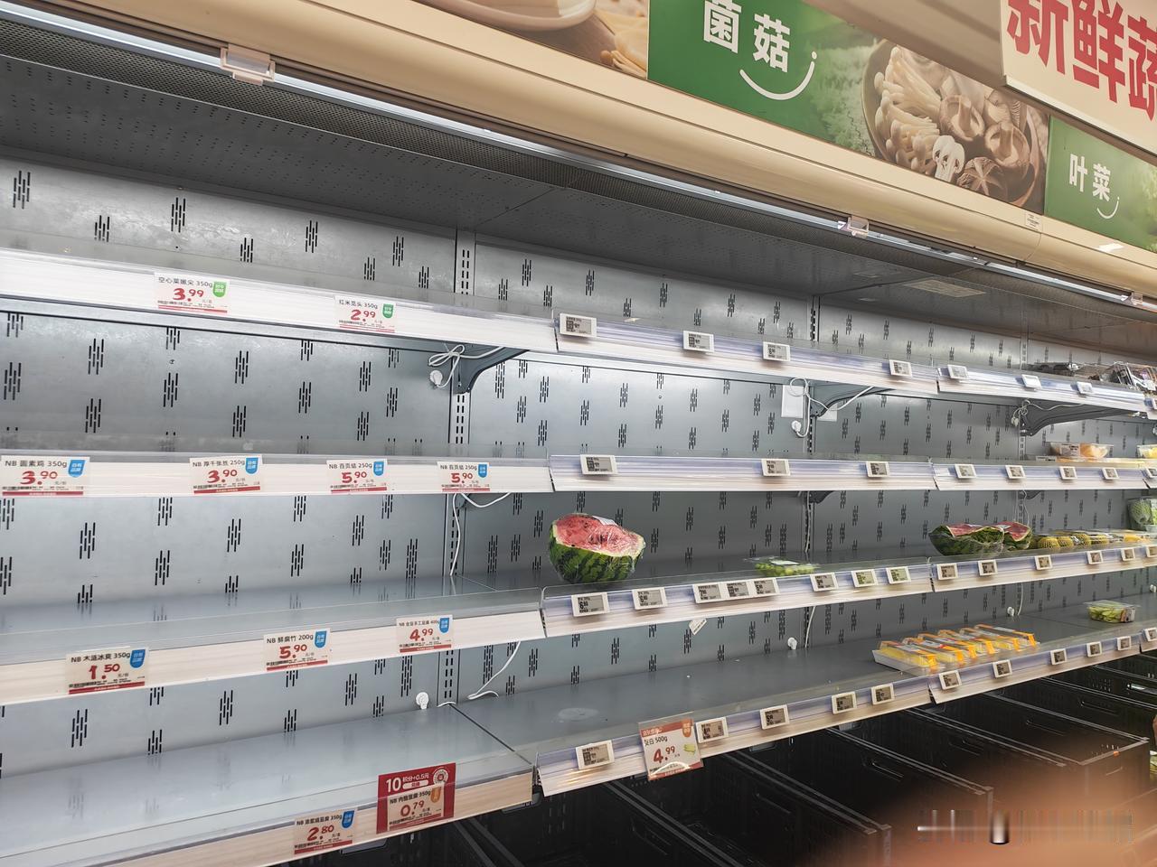 盒马NB货架上的蔬菜，烘焙、冷藏食品，还有水果等都卖空了，因为台风的脚步越来越近
