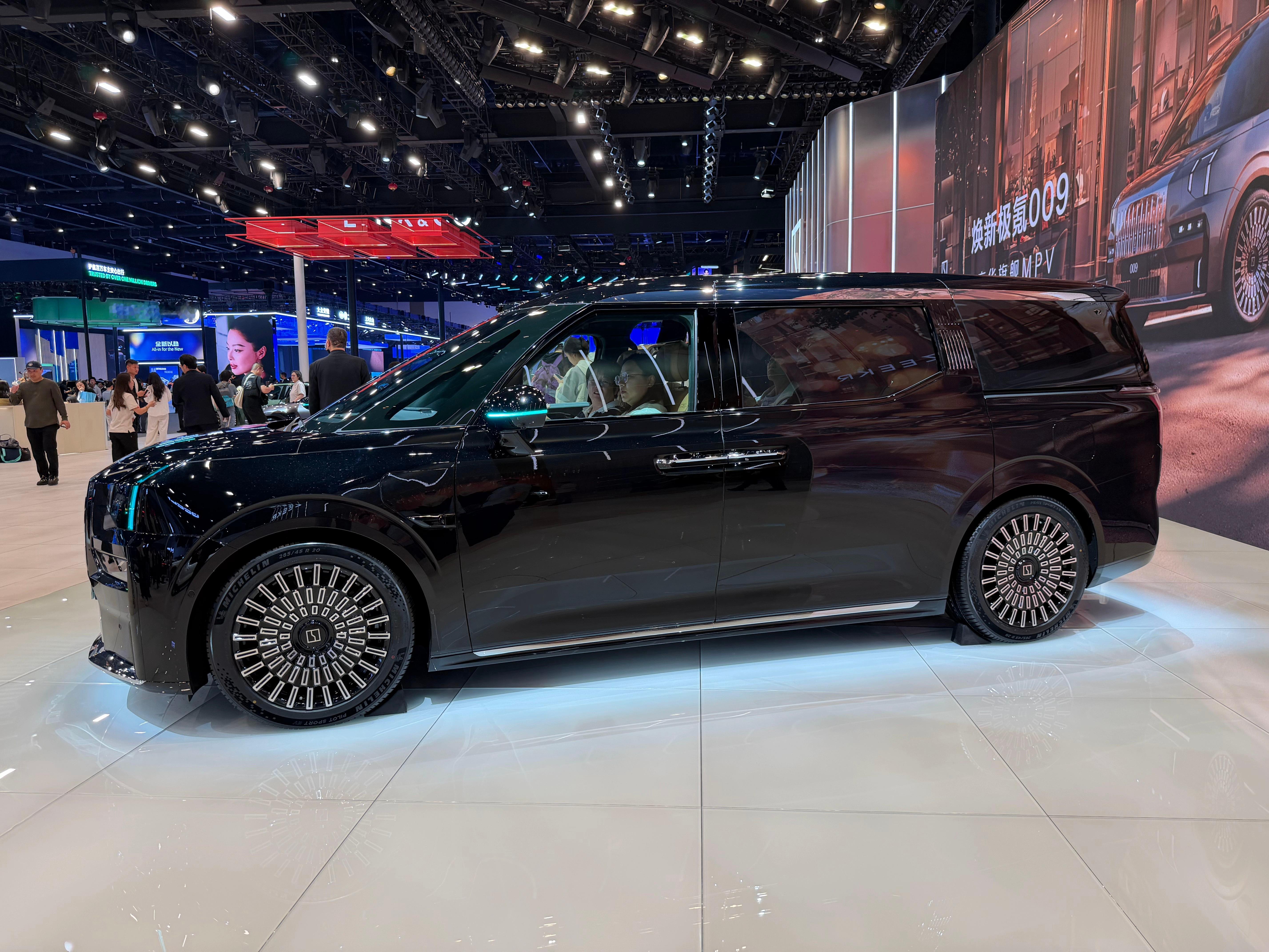 极氪打入豪车圈层的第一台车就是009车展推出了焕新极氪0092026北京车展 全