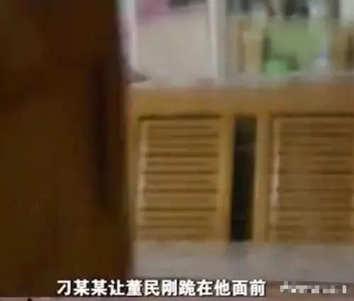敢说我都不敢信！女子接到情夫电话，没去见他，半夜，情夫竟翻墙进来，要女子发生关系