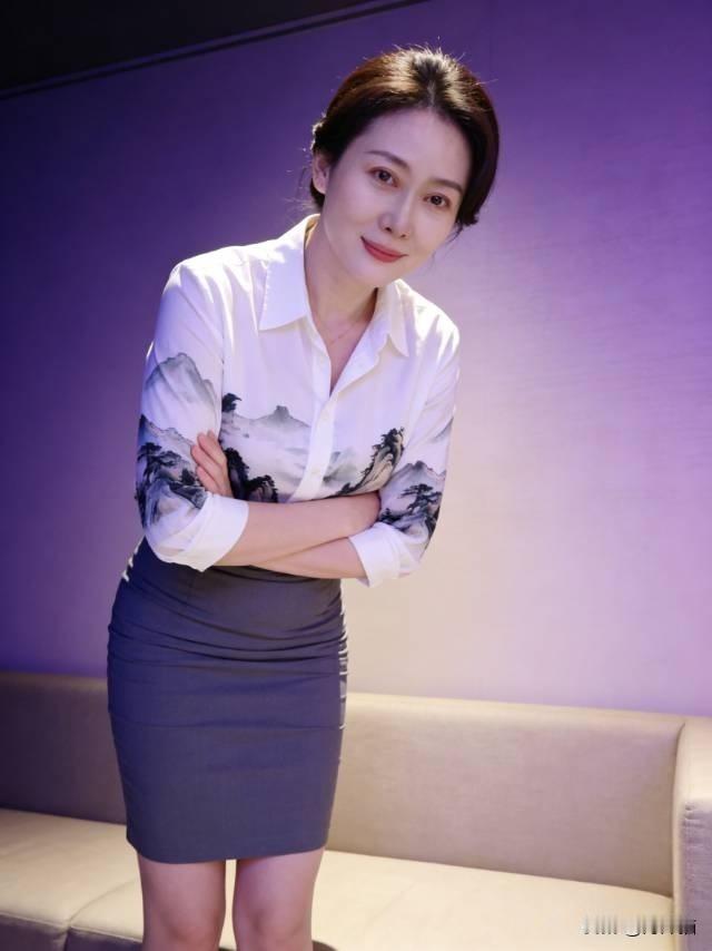 水墨入衣，活色生香。

优雅气质，白衬衫与黑裙的完美搭配，自信微笑，尽显都市女性