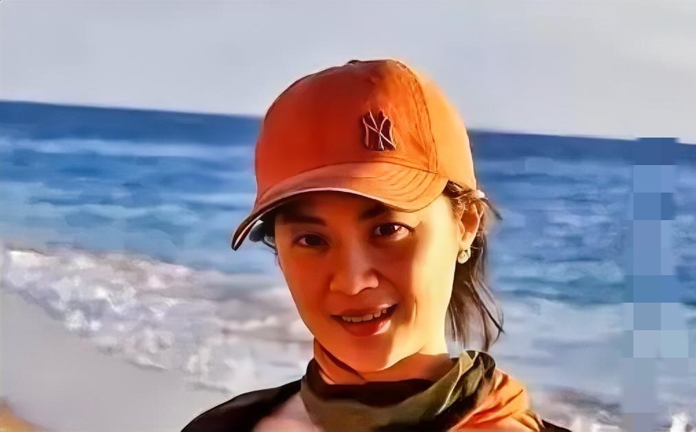 我愿意放弃中国国籍，自愿加入英国！2004年，34岁的姜丰在入籍申请书上签下名字