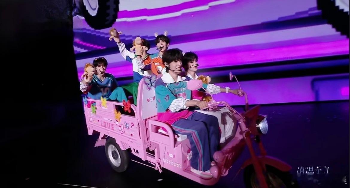 TOP演唱会开三轮车张泽禹演唱会开三轮车 笑鼠看的出来车技好了不少不过这次骑三蹦