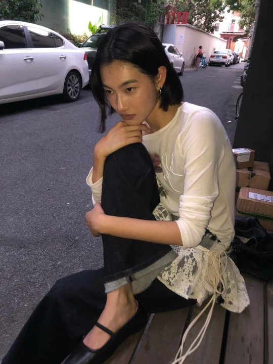 👩🏻