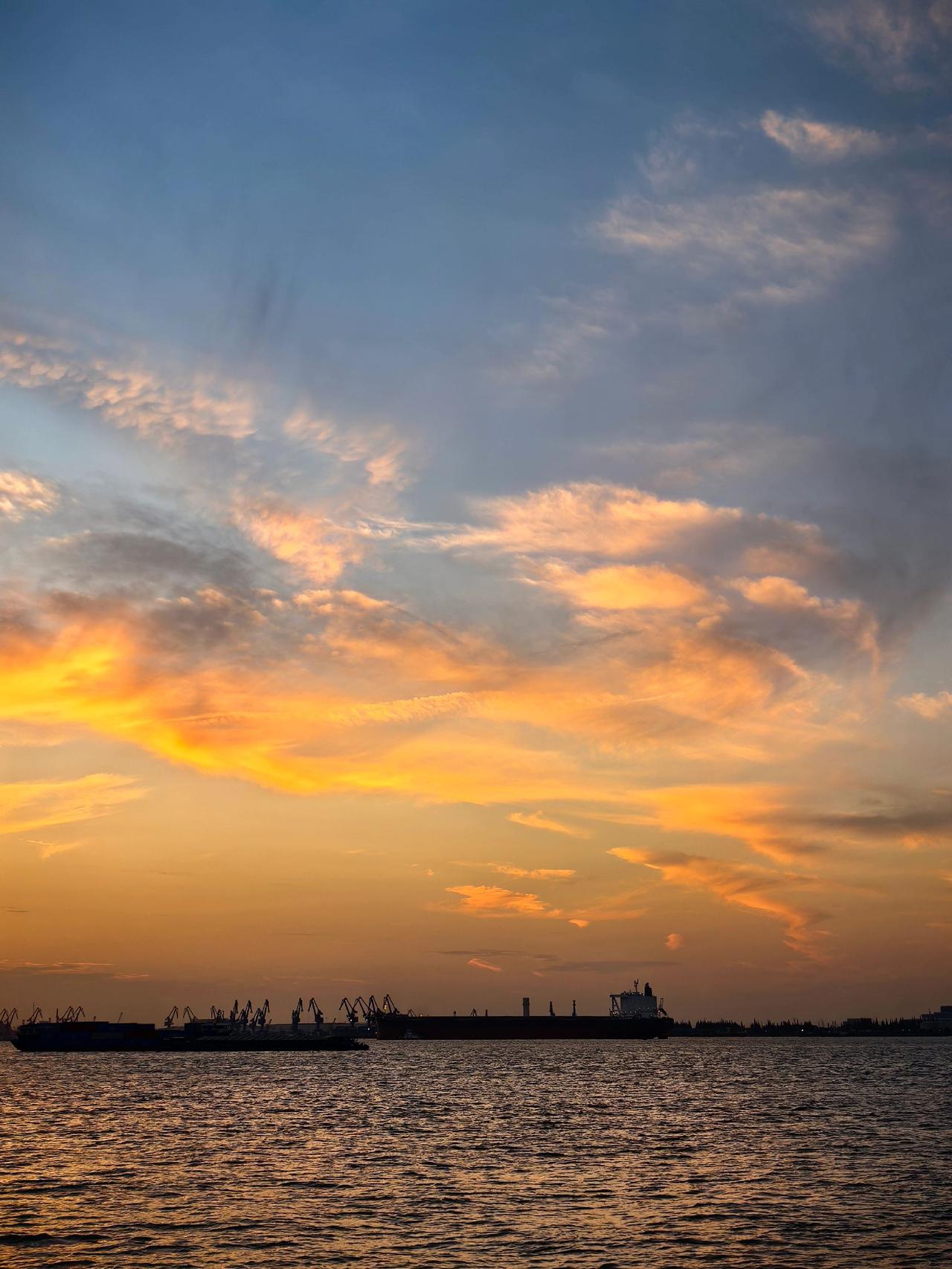 朝霞与落日皆不可辜负 田间日落美如画 夕阳坠海云霞满天 落日余晖田间地头走一走 