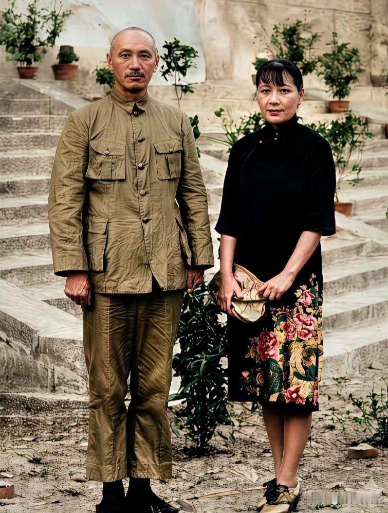 蒋介石的替身与本尊相似度极高，宋美龄有时则傻傻分不清楚 ​​​。