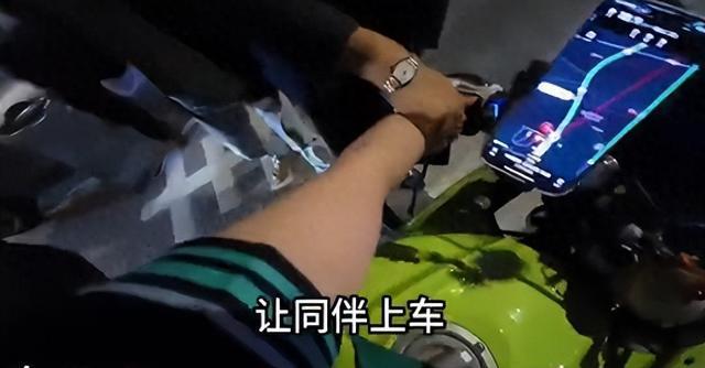 离谱又气愤！西安女孩深夜骑车遭陌生人围堵骚扰
深夜独行本就不易，陕西西安女孩小鱼