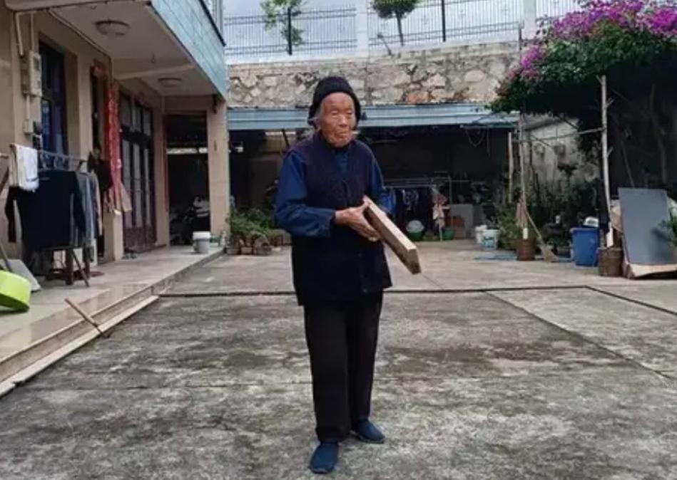 浙江台州110岁的严桂凤奶奶，凭借无三高、生活完全自理的健康状态，成为全网热议的