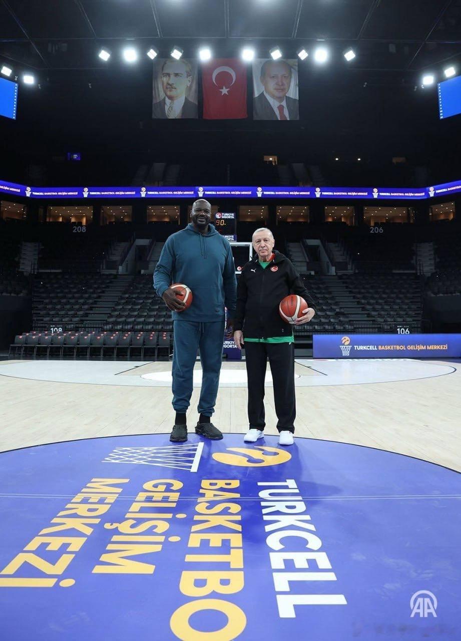 土耳其总统埃尔多安在伊斯坦布尔与NBA传奇球星沙奎尔·奥尼尔会面，并与他打了一场